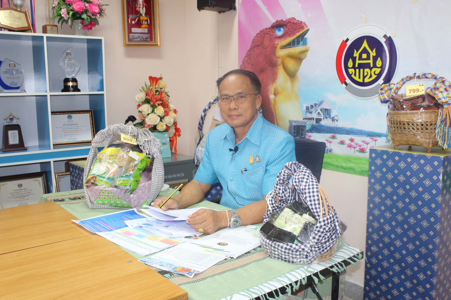 พช.ยโสธร ให้สัมภาษณ์ในประเด็นหัวข้อโครงการพัฒนาพื้นที่ต้นแบบ  การพัฒนาคุณภาพชีวิตตามหลักทฤษฎีใหม่ ประยุกต์สู่ “ โคก หนองนา โมเดล ” จังหวัดยโสธร ในช่วงอยู่ดีมีแฮงกับโคก หนอง นา โมเดล