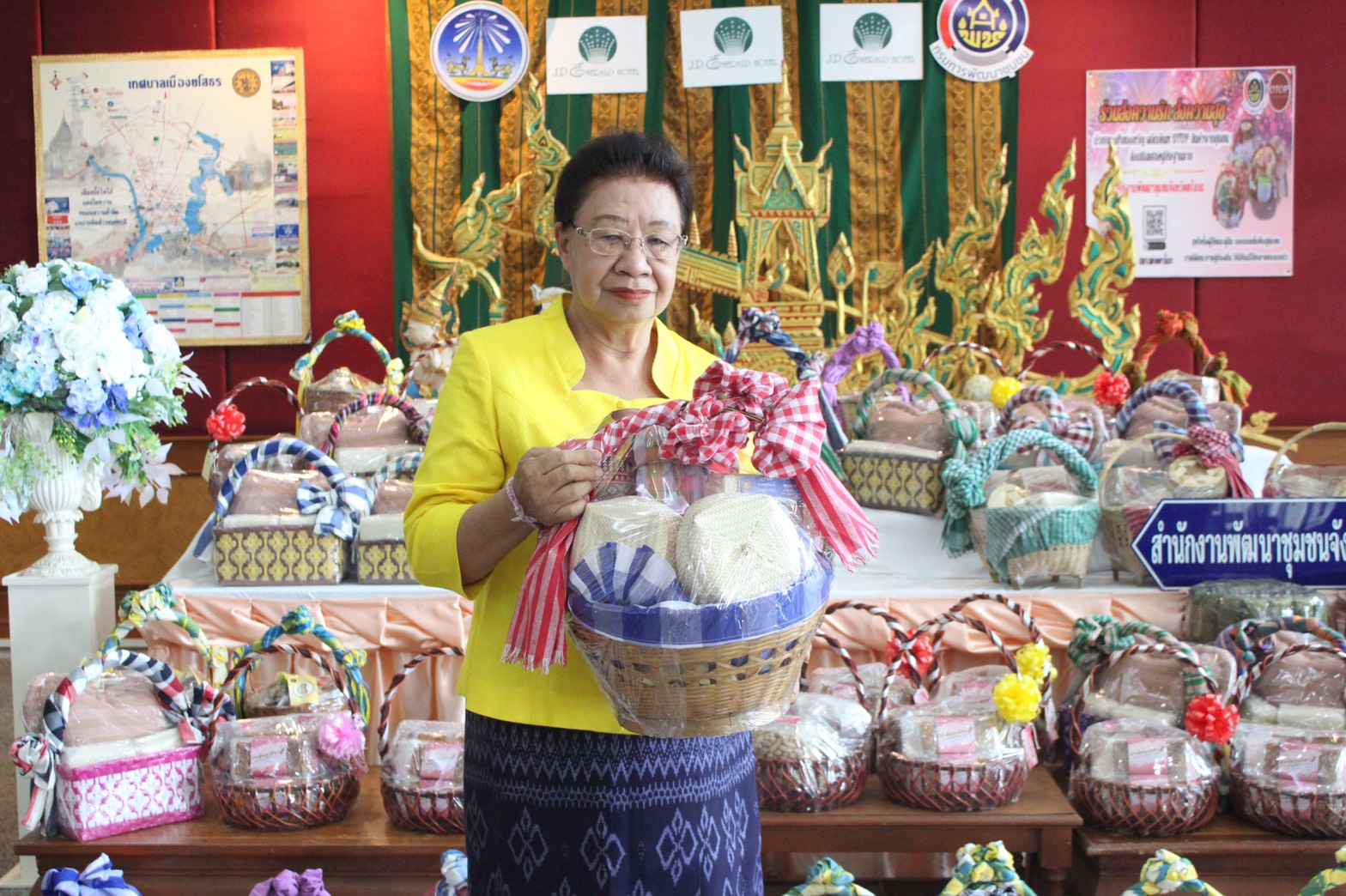 พช.ยโสธร ส่งมอบกระเช้าของขวัญสินค้า OTOP จังหวัดยโสธร ให้กับผู้บริหารโรงแรมเจ พี เอ็มเมอรัลด์ จังหวัดยโสธร