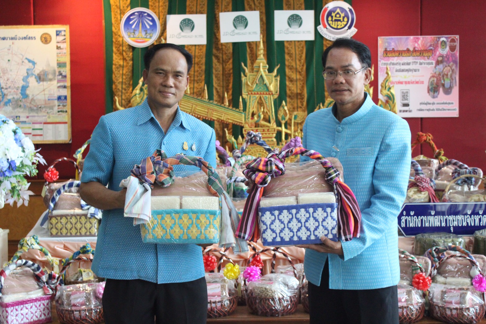 พช.ยโสธร ส่งมอบกระเช้าของขวัญสินค้า OTOP จังหวัดยโสธร ให้กับผู้บริหารโรงแรมเจ พี เอ็มเมอรัลด์ จังหวัดยโสธร