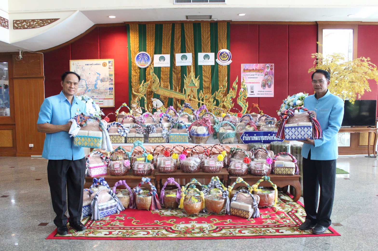 พช.ยโสธร ส่งมอบกระเช้าของขวัญสินค้า OTOP จังหวัดยโสธร ให้กับผู้บริหารโรงแรมเจ พี เอ็มเมอรัลด์ จังหวัดยโสธร