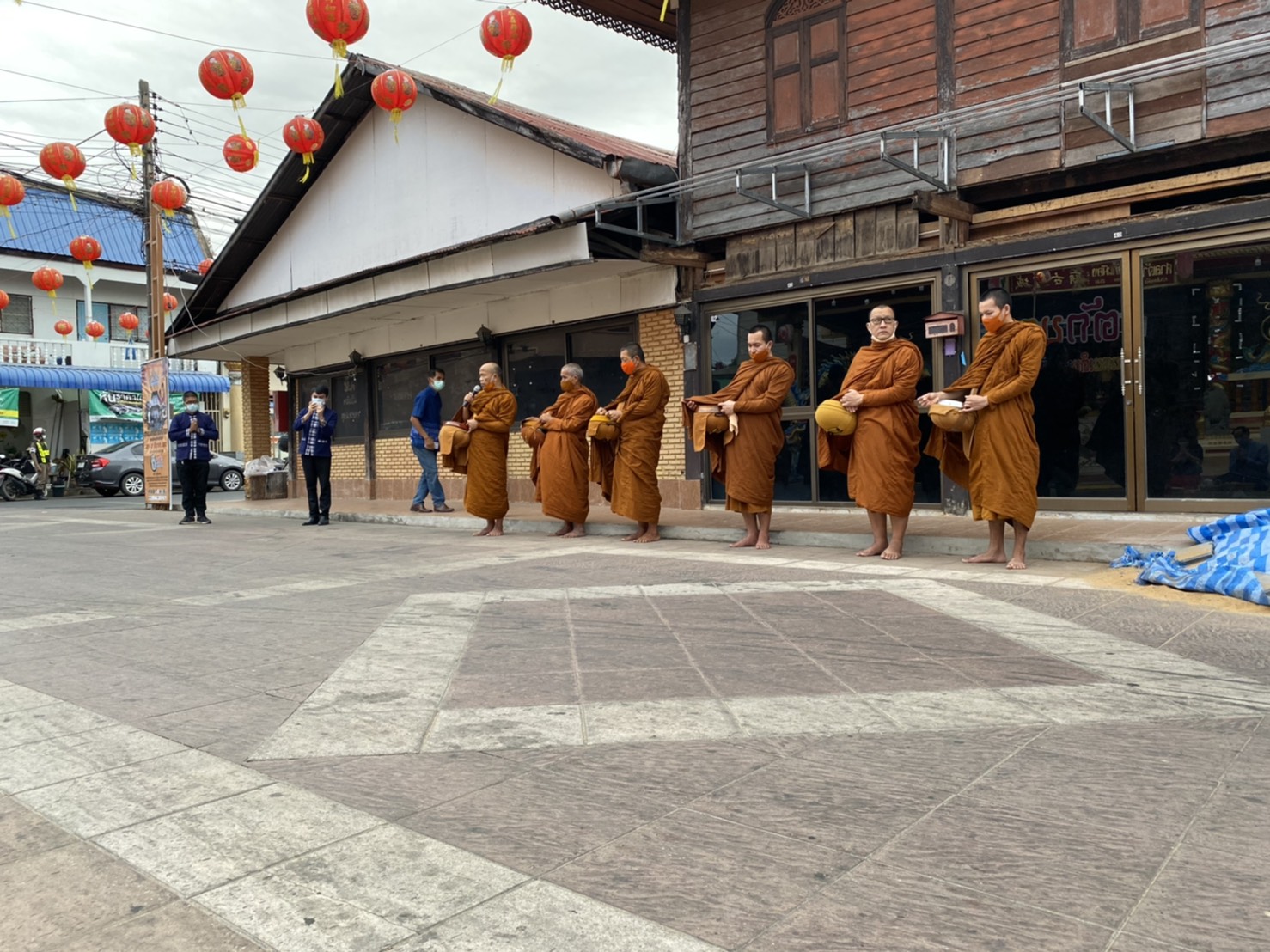 พจ.ยโสธร ร่วมทำบุญตักบาตร “ย้อนยุควิถีถิ่น วิถีไทย”