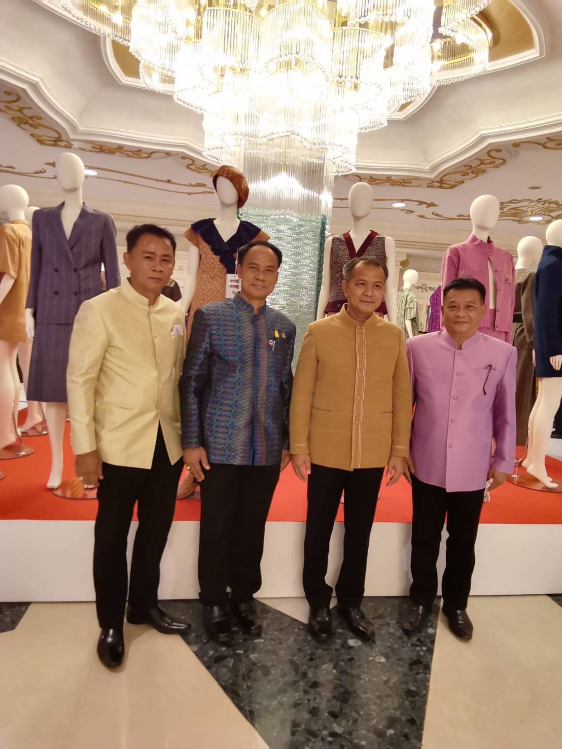 พช.ยโสธร ร่วมพิธีเปิดงานกาล่าไนท์  สืบสานภูมิปัญญา OTOP ผ้าไทย