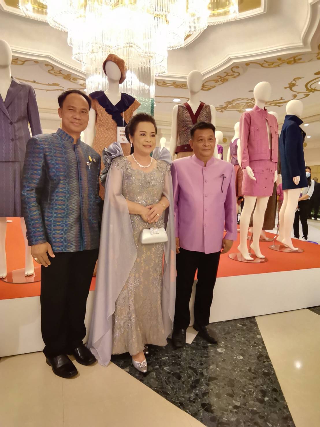 พช.ยโสธร ร่วมพิธีเปิดงานกาล่าไนท์  สืบสานภูมิปัญญา OTOP ผ้าไทย