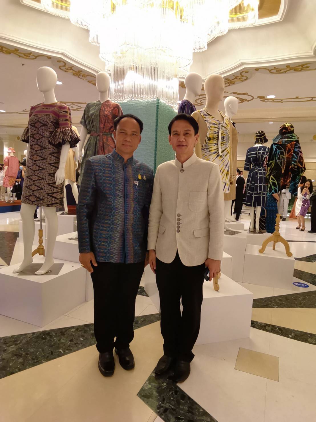 พช.ยโสธร ร่วมพิธีเปิดงานกาล่าไนท์  สืบสานภูมิปัญญา OTOP ผ้าไทย