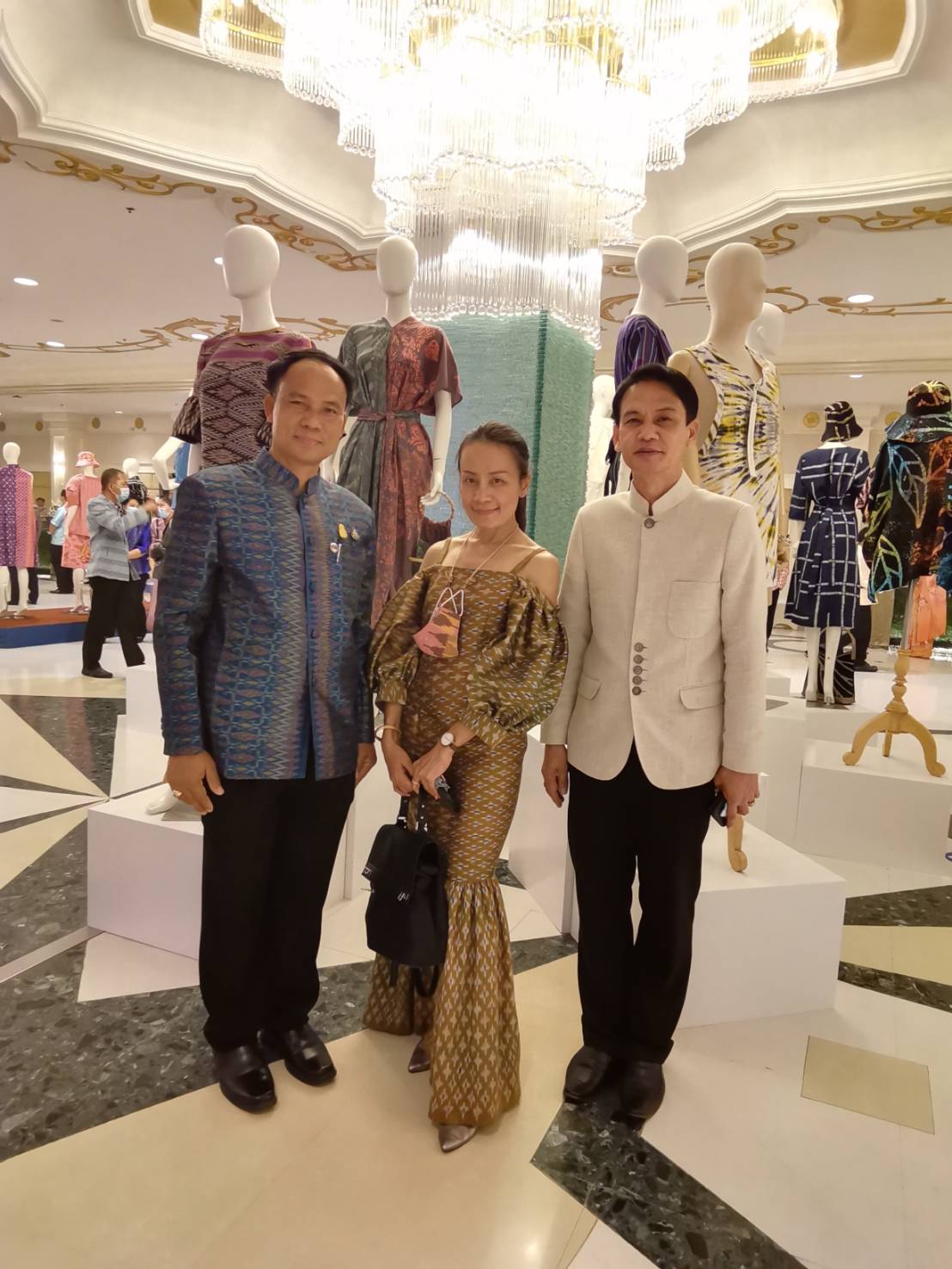 พช.ยโสธร ร่วมพิธีเปิดงานกาล่าไนท์  สืบสานภูมิปัญญา OTOP ผ้าไทย