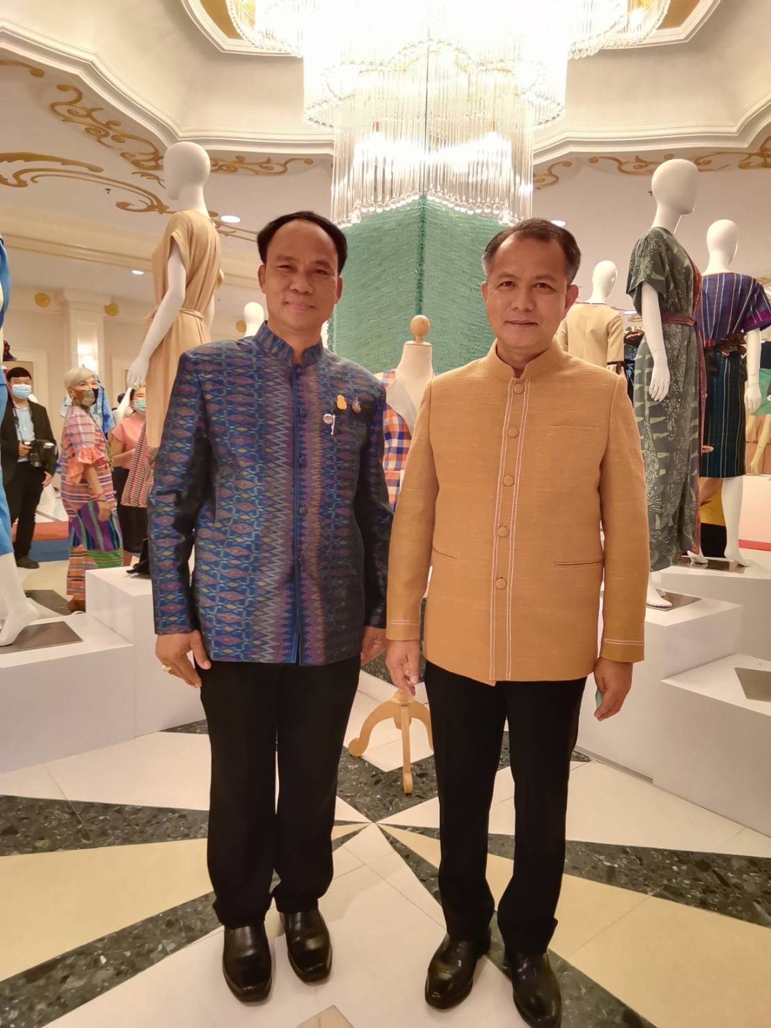 พช.ยโสธร ร่วมพิธีเปิดงานกาล่าไนท์  สืบสานภูมิปัญญา OTOP ผ้าไทย