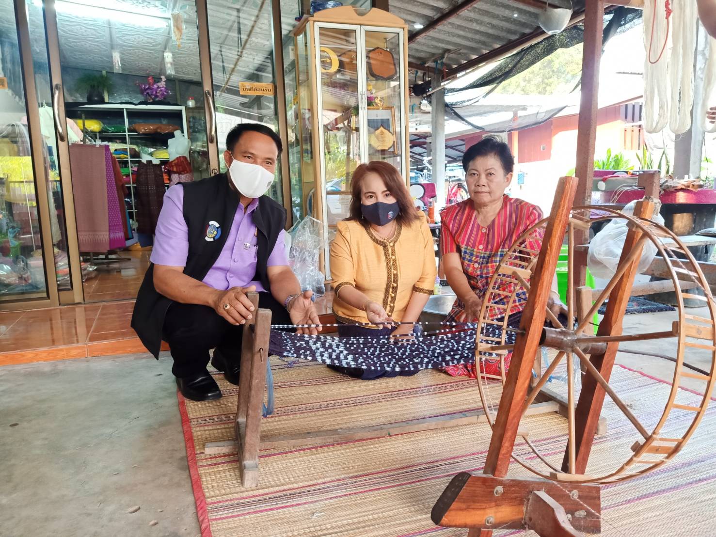 พจ.ยโสธร ติดตามการทอผ้ามัดหมี่ลายขอเจ้าฟ้าสิริวัณณวรีฯ