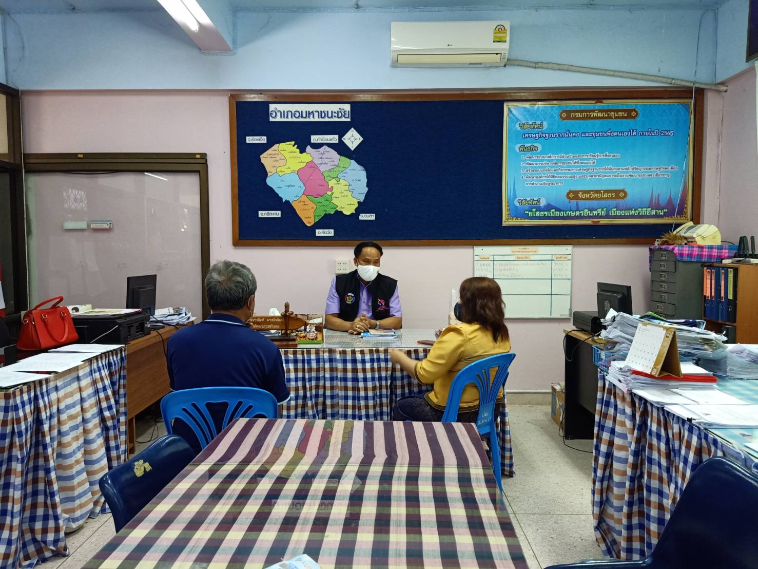 พจ.ยโสธร ติดตามการทอผ้ามัดหมี่ลายขอเจ้าฟ้าสิริวัณณวรีฯ