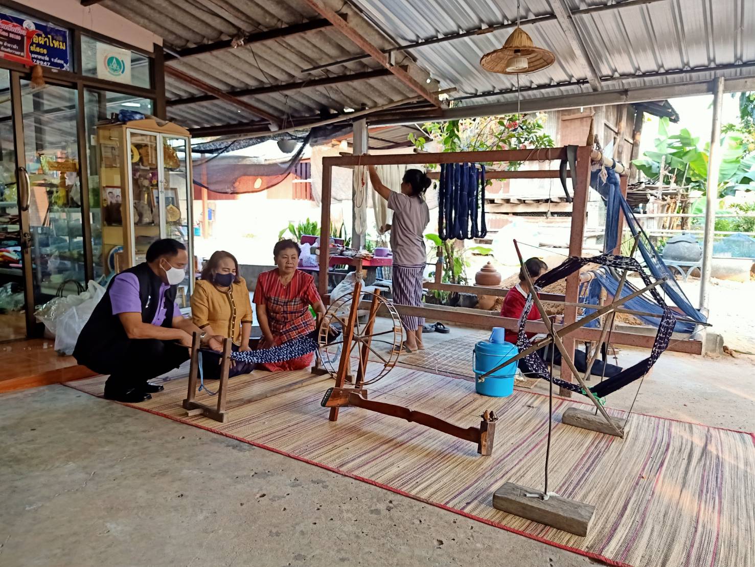พจ.ยโสธร ติดตามการทอผ้ามัดหมี่ลายขอเจ้าฟ้าสิริวัณณวรีฯ