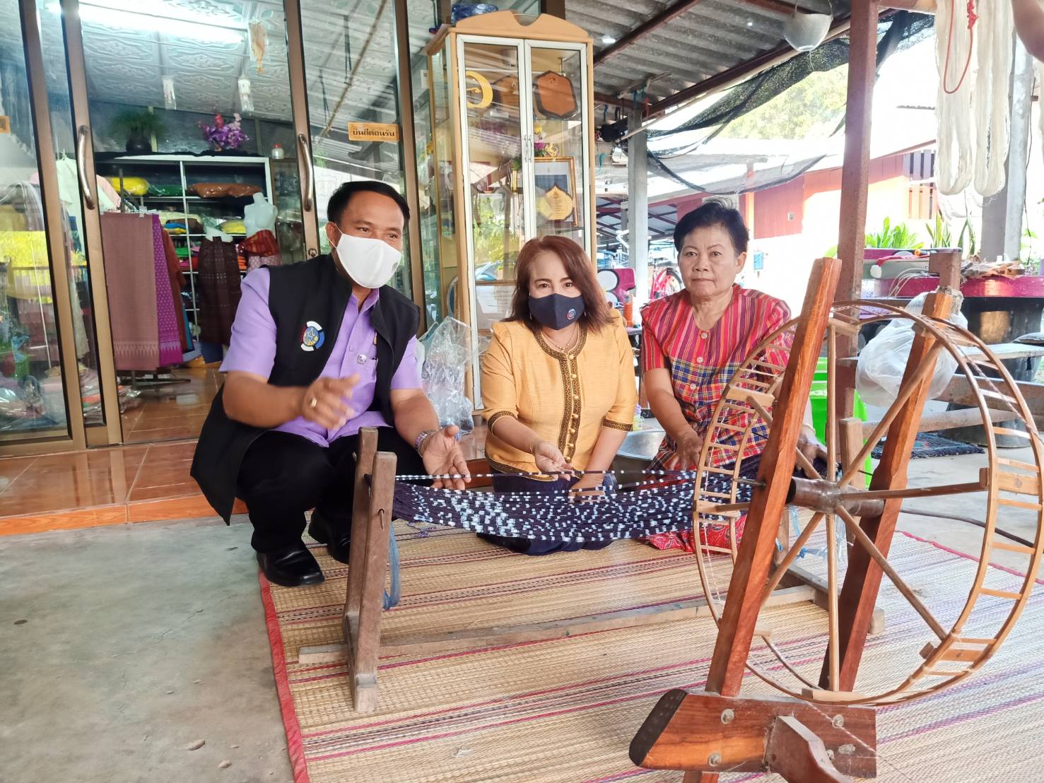 พจ.ยโสธร ติดตามการทอผ้ามัดหมี่ลายขอเจ้าฟ้าสิริวัณณวรีฯ