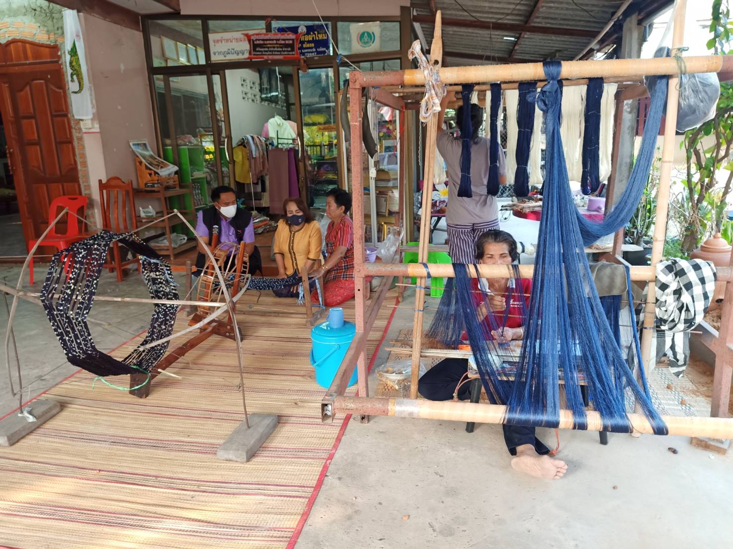 พจ.ยโสธร ติดตามการทอผ้ามัดหมี่ลายขอเจ้าฟ้าสิริวัณณวรีฯ