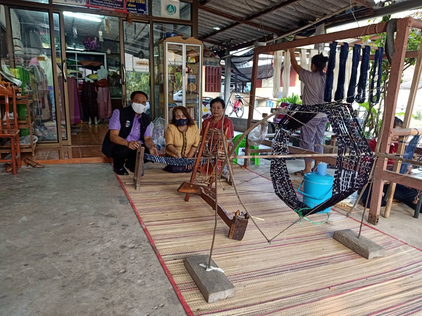 พจ.ยโสธร ติดตามการทอผ้ามัดหมี่ลายขอเจ้าฟ้าสิริวัณณวรีฯ