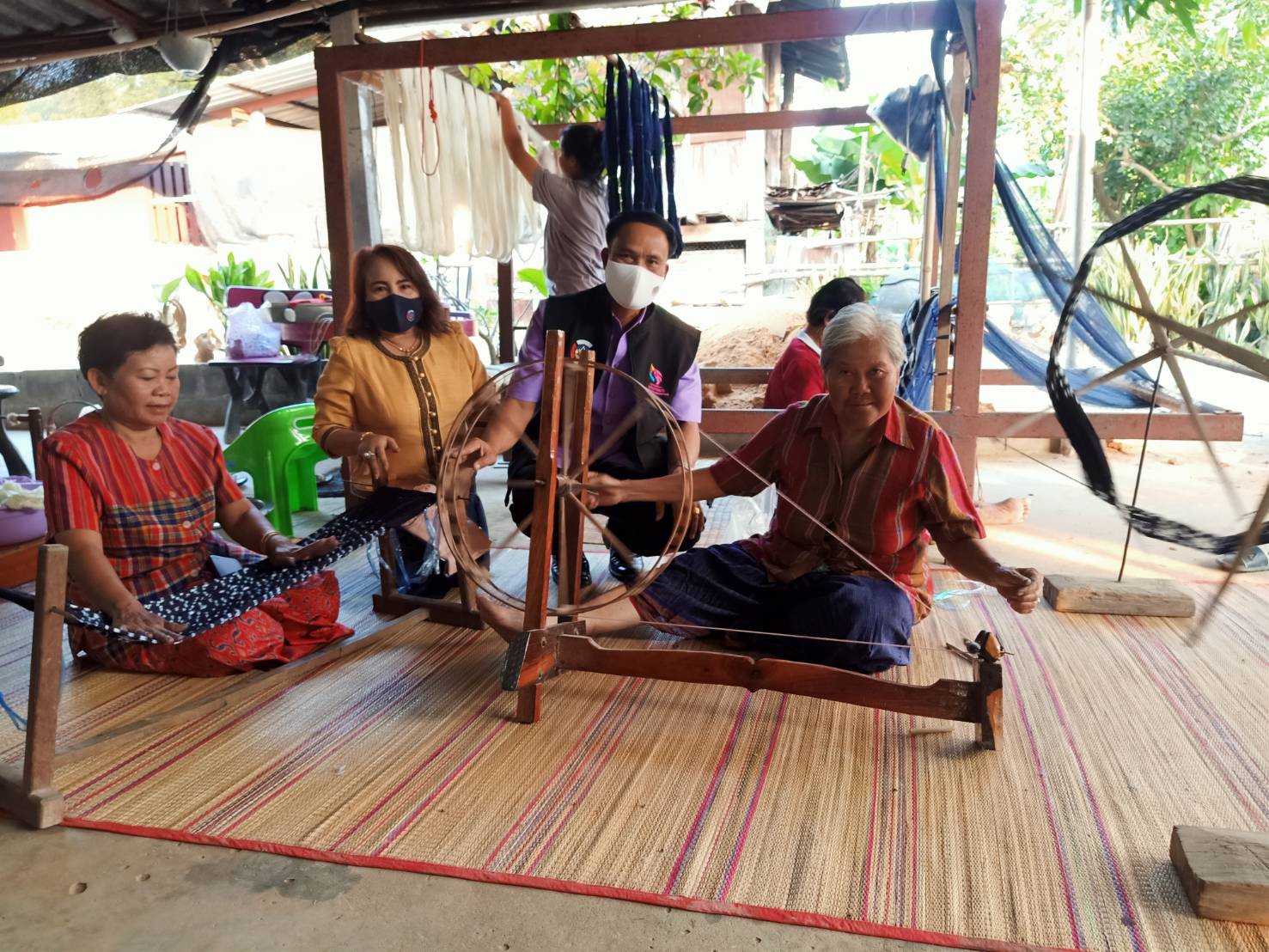 พจ.ยโสธร ติดตามการทอผ้ามัดหมี่ลายขอเจ้าฟ้าสิริวัณณวรีฯ