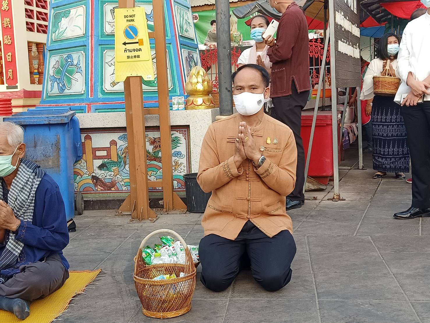 พช.ยโสธร ร่วมกิจกรรมทำบุญตักบาตรย้อนยุค “วิถีถิ่น วิถีไทย”งานถนนคนเดินยโสธร (บ้านสิงห์ท่า)