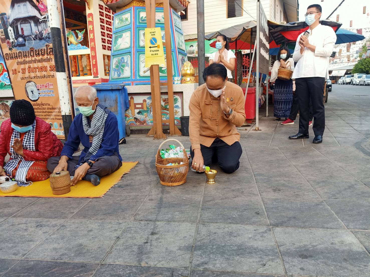 พช.ยโสธร ร่วมกิจกรรมทำบุญตักบาตรย้อนยุค “วิถีถิ่น วิถีไทย”งานถนนคนเดินยโสธร (บ้านสิงห์ท่า)