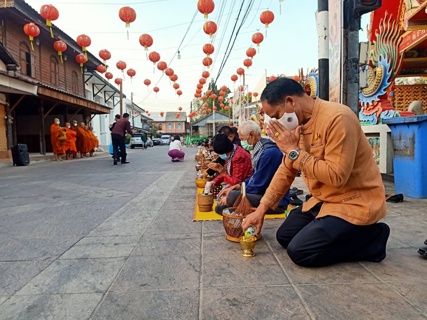 พช.ยโสธร ร่วมกิจกรรมทำบุญตักบาตรย้อนยุค “วิถีถิ่น วิถีไทย”งานถนนคนเดินยโสธร (บ้านสิงห์ท่า)