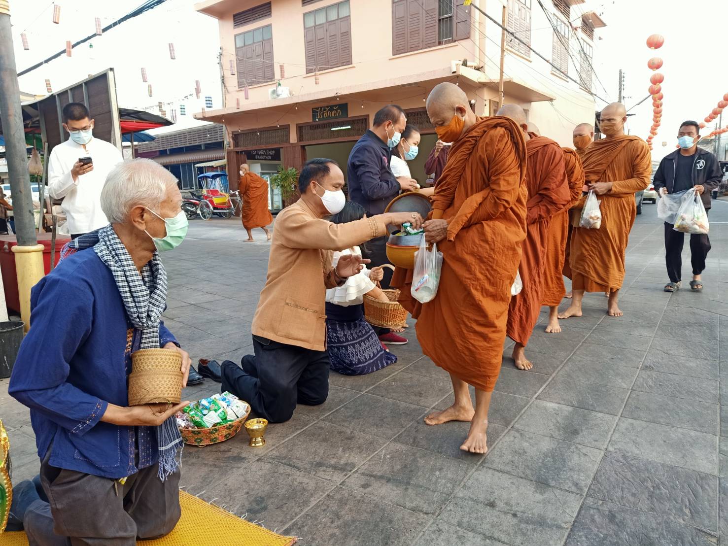 พช.ยโสธร ร่วมกิจกรรมทำบุญตักบาตรย้อนยุค “วิถีถิ่น วิถีไทย”งานถนนคนเดินยโสธร (บ้านสิงห์ท่า)