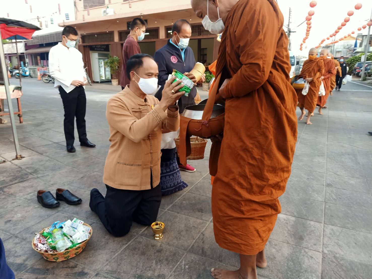 พช.ยโสธร ร่วมกิจกรรมทำบุญตักบาตรย้อนยุค “วิถีถิ่น วิถีไทย”งานถนนคนเดินยโสธร (บ้านสิงห์ท่า)