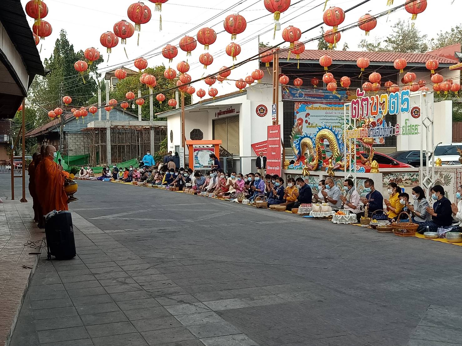 พช.ยโสธร ร่วมกิจกรรมทำบุญตักบาตรย้อนยุค “วิถีถิ่น วิถีไทย”งานถนนคนเดินยโสธร (บ้านสิงห์ท่า)