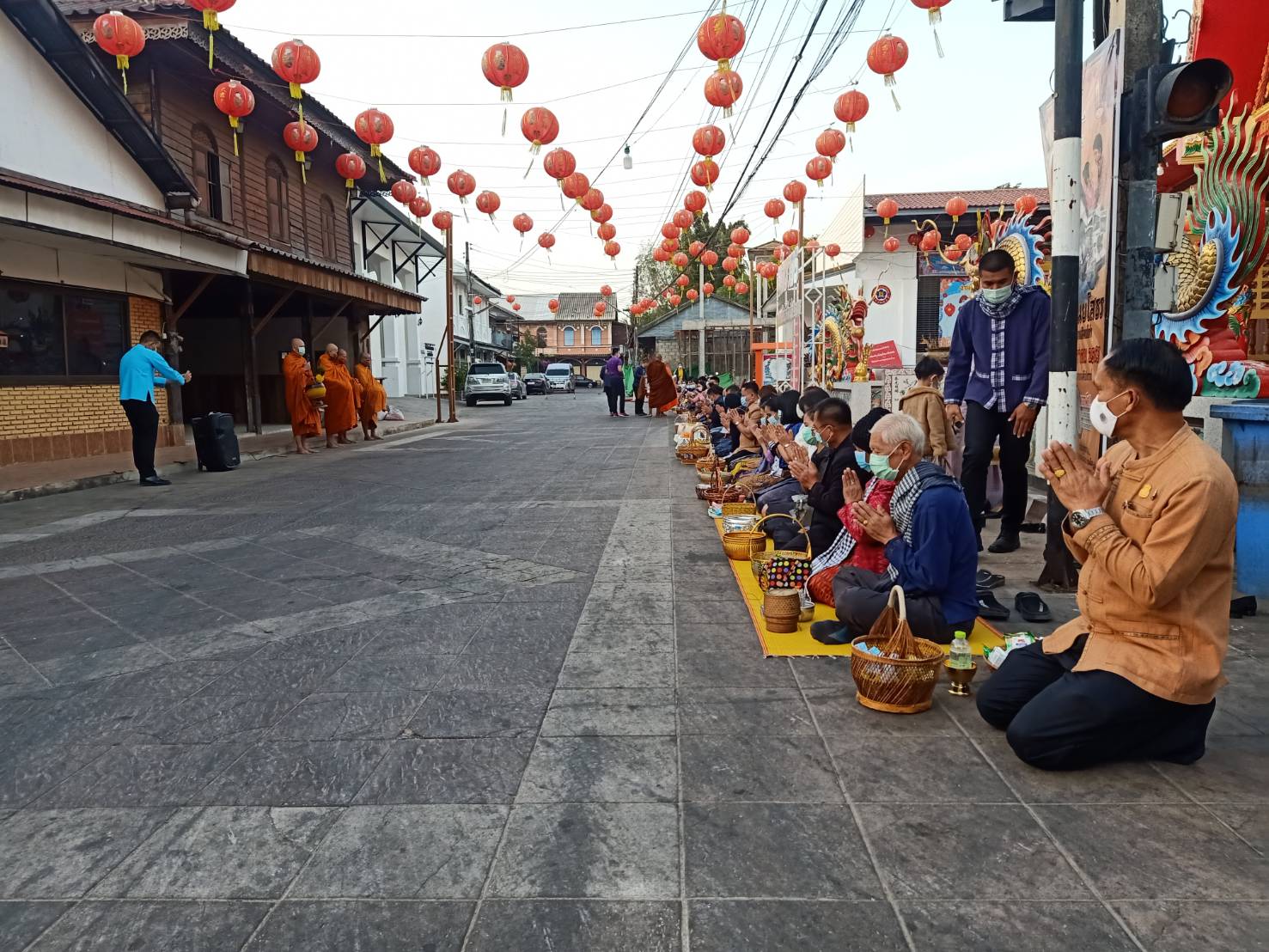 พช.ยโสธร ร่วมกิจกรรมทำบุญตักบาตรย้อนยุค “วิถีถิ่น วิถีไทย”งานถนนคนเดินยโสธร (บ้านสิงห์ท่า)