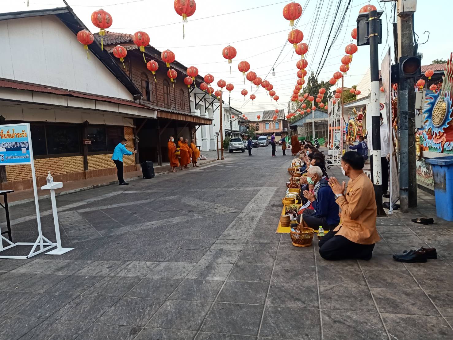 พช.ยโสธร ร่วมกิจกรรมทำบุญตักบาตรย้อนยุค “วิถีถิ่น วิถีไทย”งานถนนคนเดินยโสธร (บ้านสิงห์ท่า)
