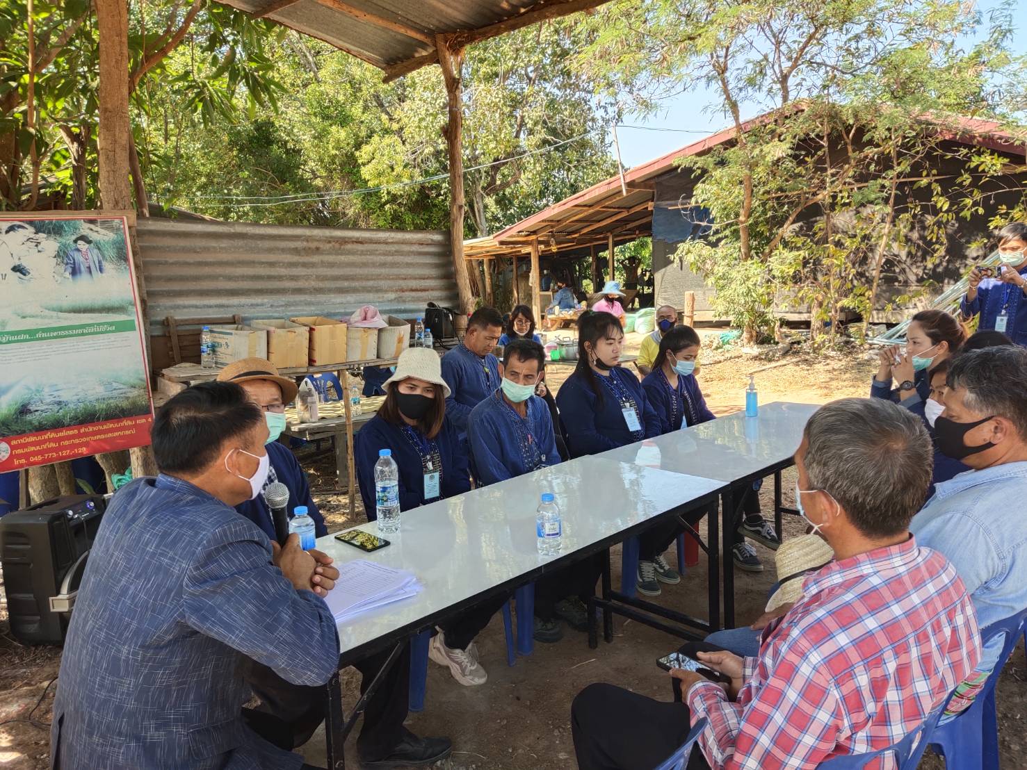 พจ.ยโสธร ร่วมกิจกรรม “เอามื้อสามัคคี” ในพื้นที่ครัวเรือนต้นแบบการพัฒนาคุณภาพชีวิตตามทฤษฎีใหม่รูปแบบประยุกต์ “โคก หนอง นา โมเดล”