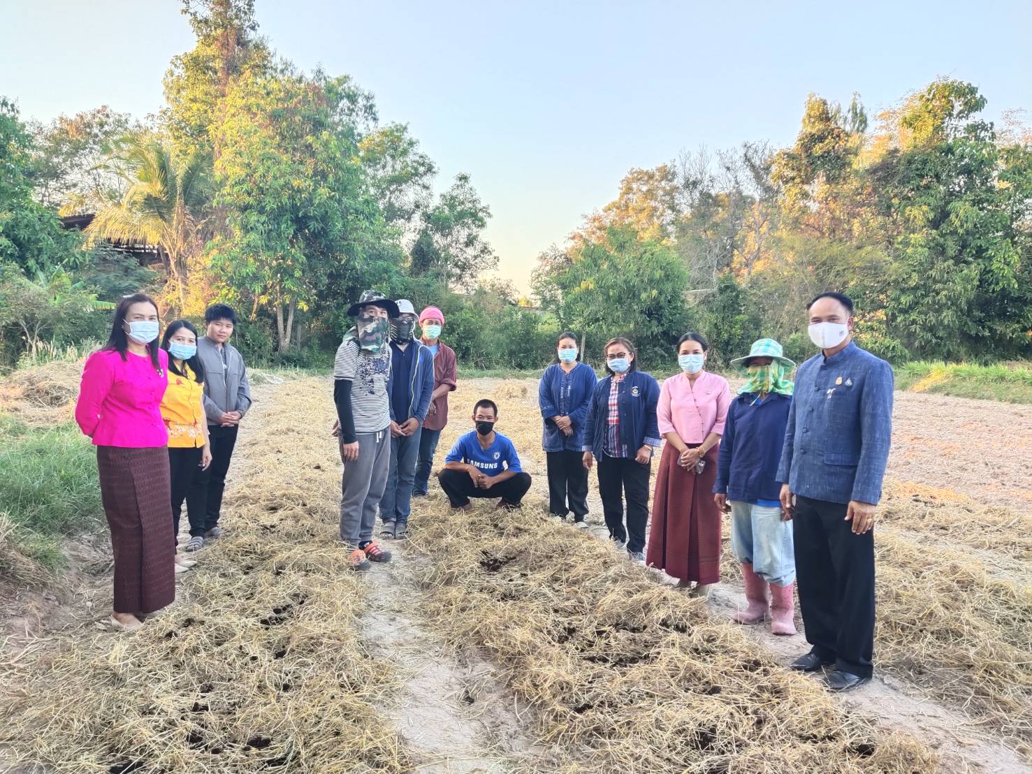 พจ.ยโสธร ลงพื้นที่อำเภอป่าติ้ว เพื่อติดตามการดำเนินงานและร่วมพบปะ ให้คำแนะนำ ในการขับเคลื่อนโครงการ “โคก หนอง นา โมเดล”