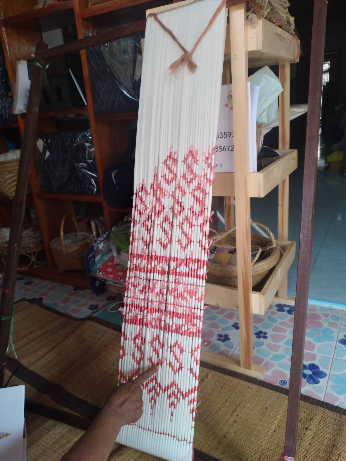 พช.ยโสธร ติดตามการทอผ้ามัดหมี่ลายขอเจ้าฟ้าสิริวัณณวรีฯ