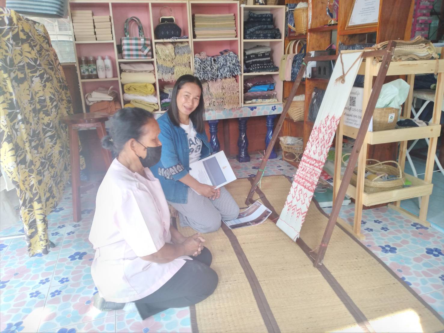 พช.ยโสธร ติดตามการทอผ้ามัดหมี่ลายขอเจ้าฟ้าสิริวัณณวรีฯ