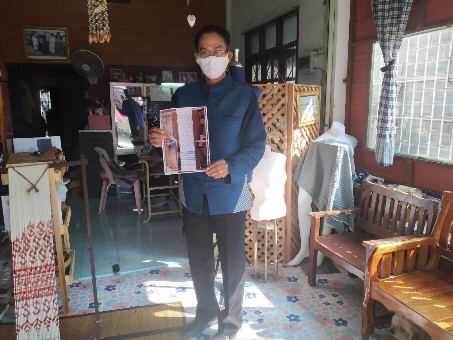 พช.ยโสธร ติดตามการทอผ้ามัดหมี่ลายขอเจ้าฟ้าสิริวัณณวรีฯ