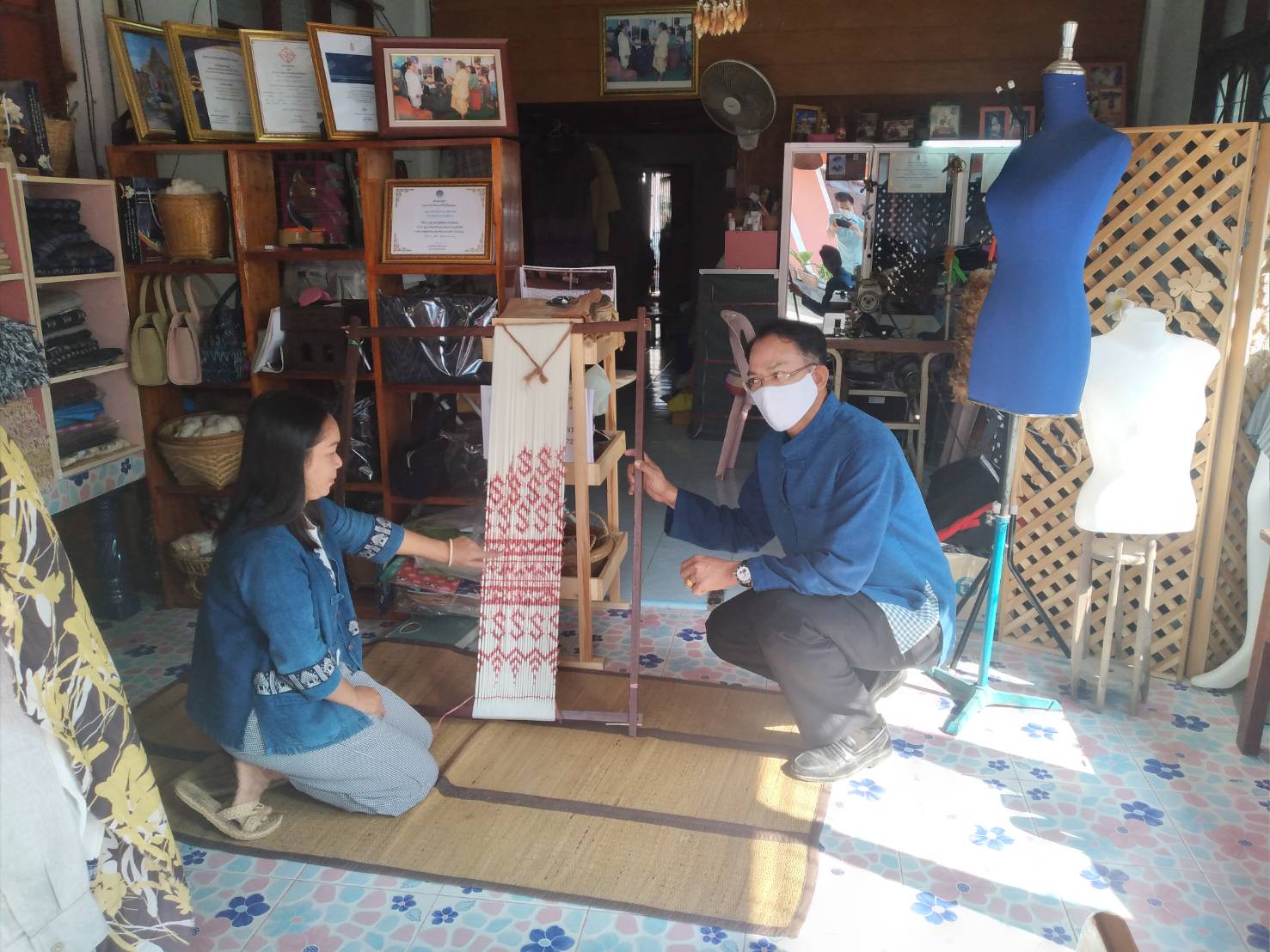 พช.ยโสธร ติดตามการทอผ้ามัดหมี่ลายขอเจ้าฟ้าสิริวัณณวรีฯ