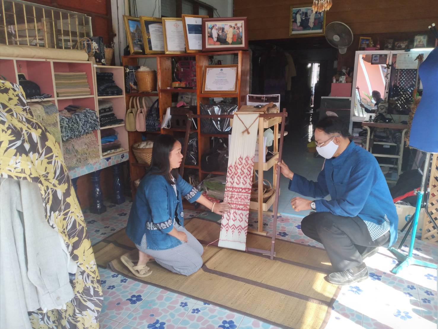 พช.ยโสธร ติดตามการทอผ้ามัดหมี่ลายขอเจ้าฟ้าสิริวัณณวรีฯ