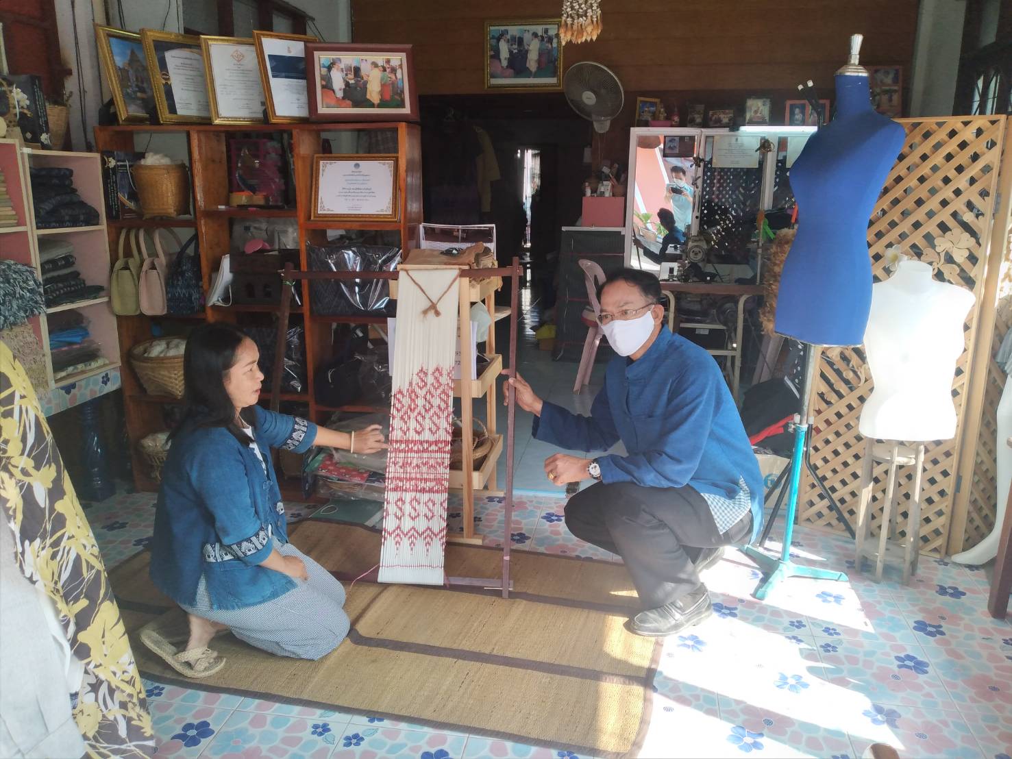 พช.ยโสธร ติดตามการทอผ้ามัดหมี่ลายขอเจ้าฟ้าสิริวัณณวรีฯ