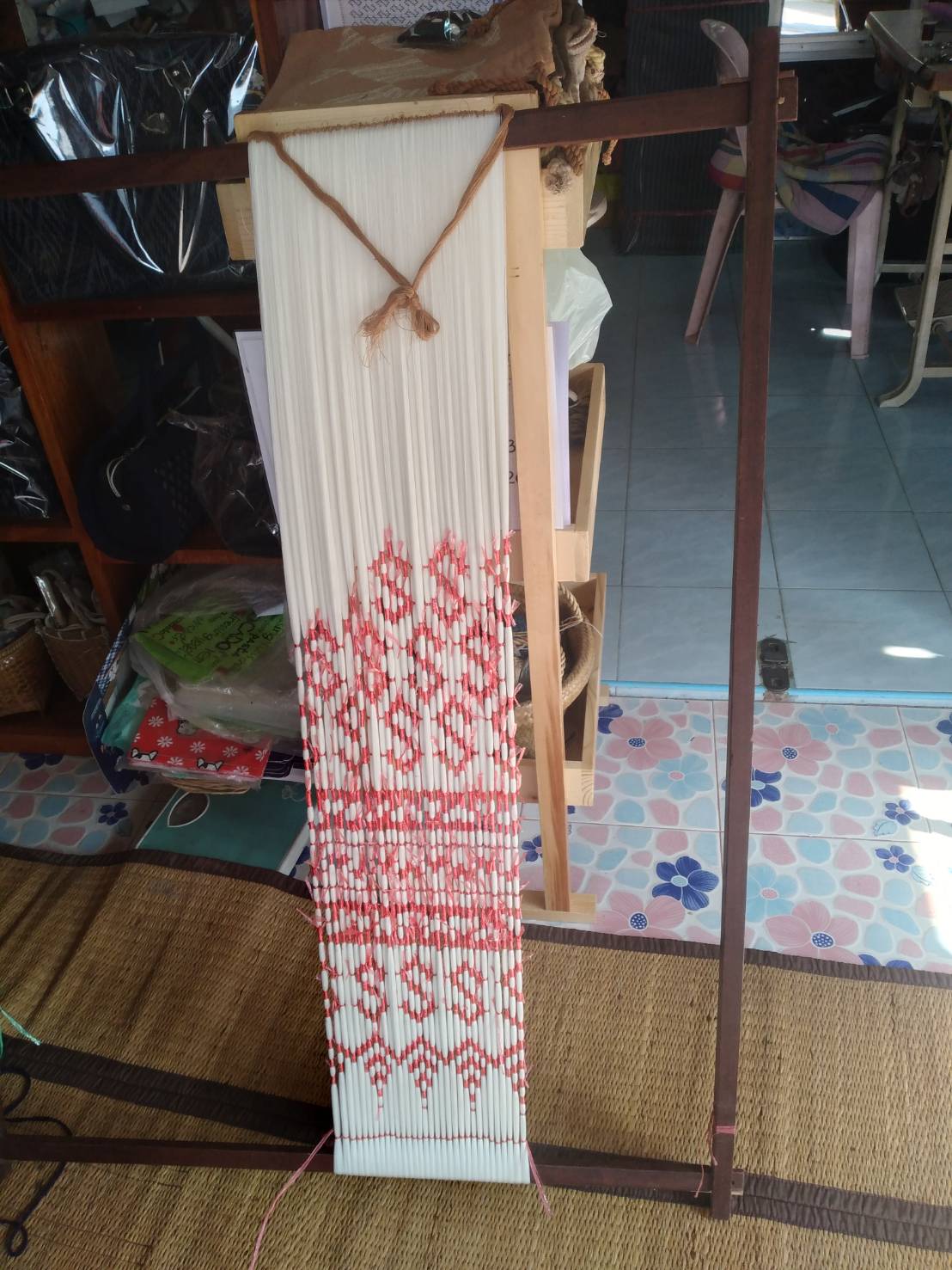 พช.ยโสธร ติดตามการทอผ้ามัดหมี่ลายขอเจ้าฟ้าสิริวัณณวรีฯ