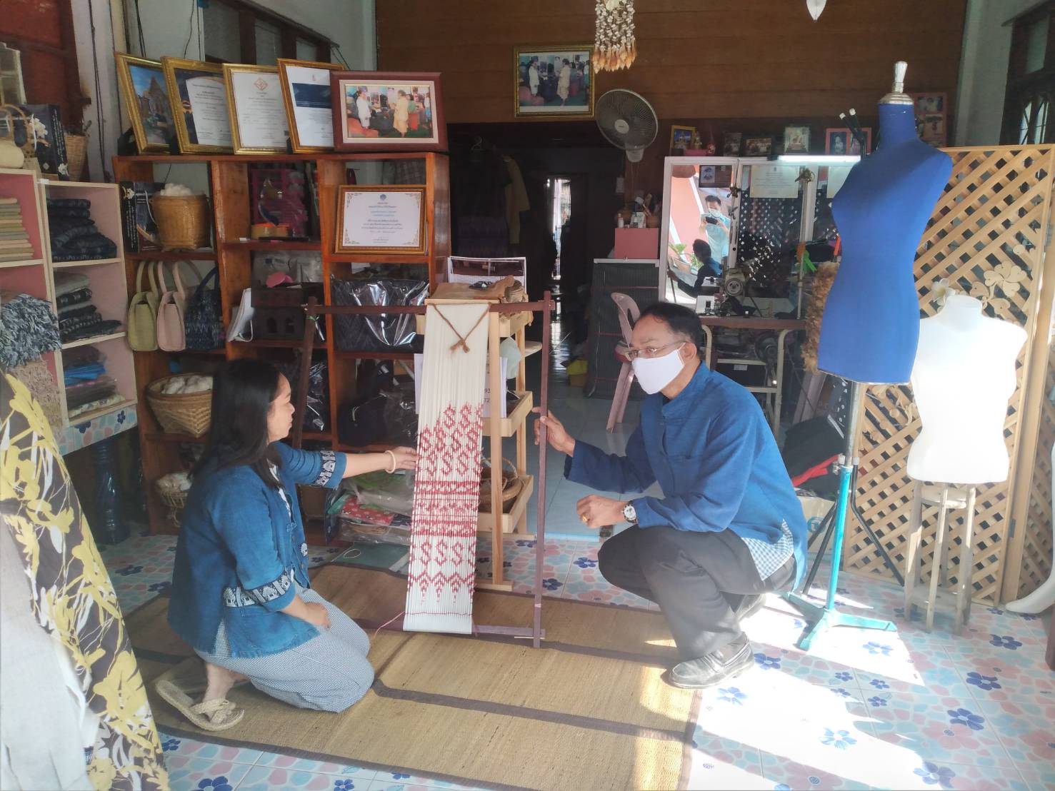 พช.ยโสธร ติดตามการทอผ้ามัดหมี่ลายขอเจ้าฟ้าสิริวัณณวรีฯ