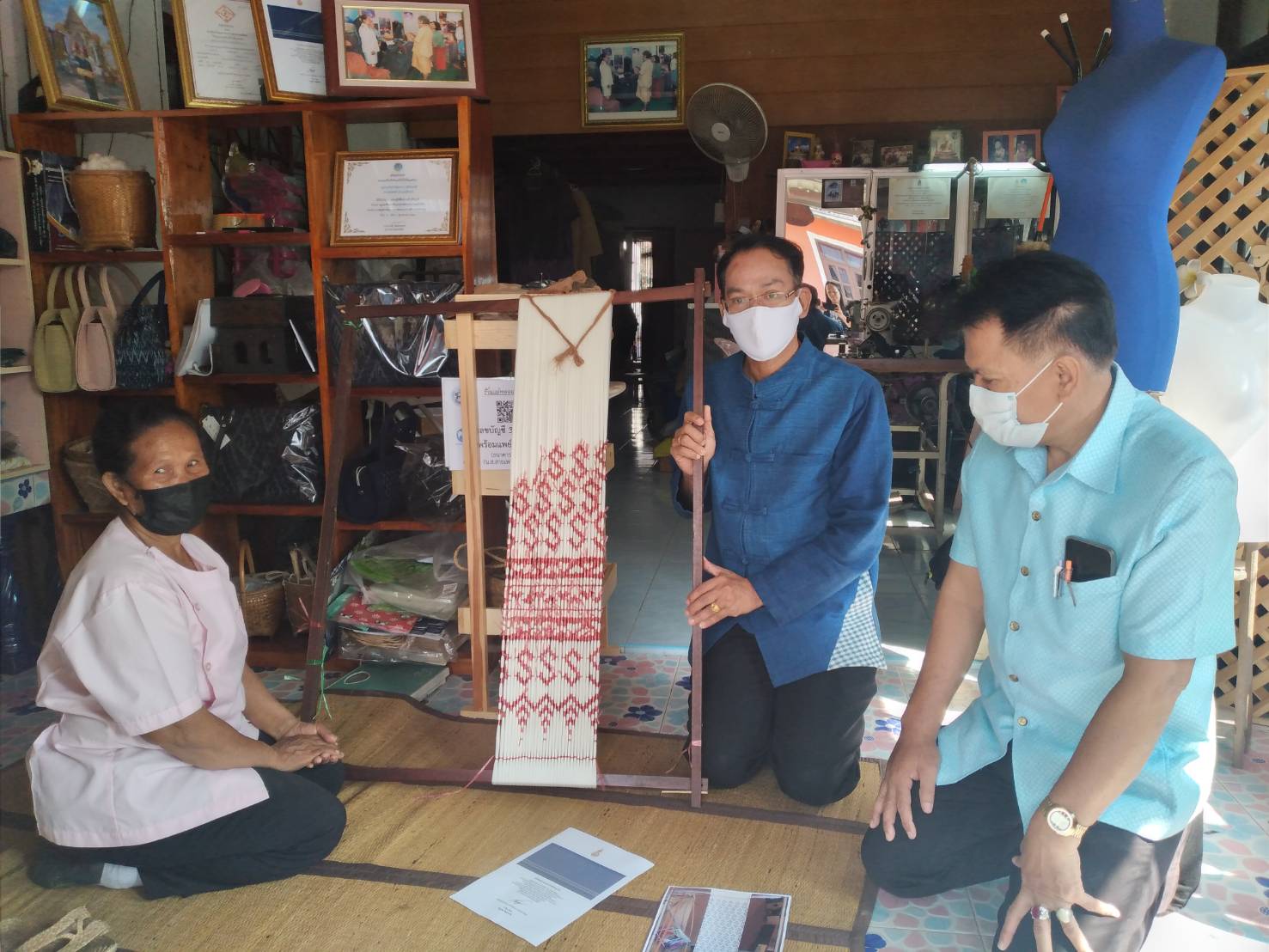 พช.ยโสธร ติดตามการทอผ้ามัดหมี่ลายขอเจ้าฟ้าสิริวัณณวรีฯ