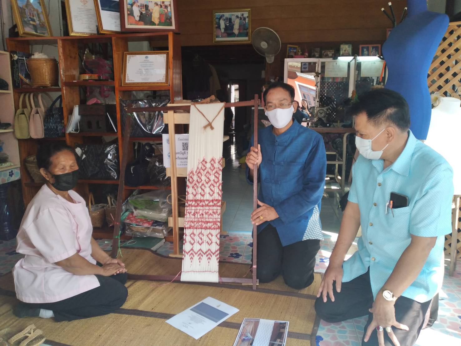 พช.ยโสธร ติดตามการทอผ้ามัดหมี่ลายขอเจ้าฟ้าสิริวัณณวรีฯ