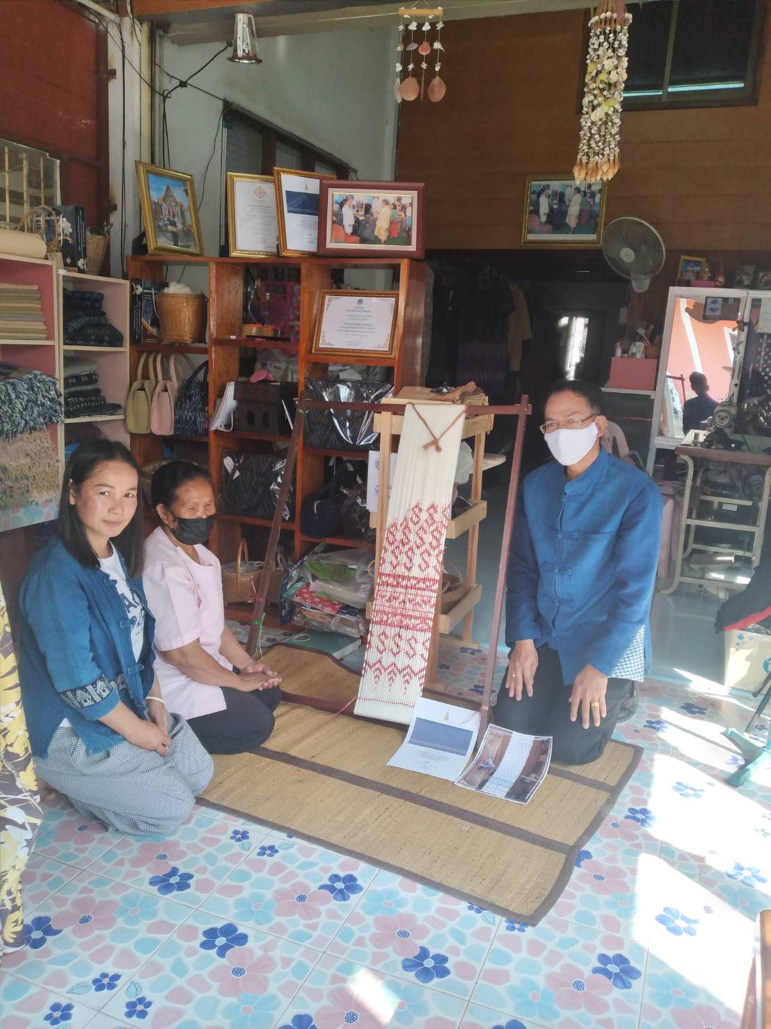 พช.ยโสธร ติดตามการทอผ้ามัดหมี่ลายขอเจ้าฟ้าสิริวัณณวรีฯ