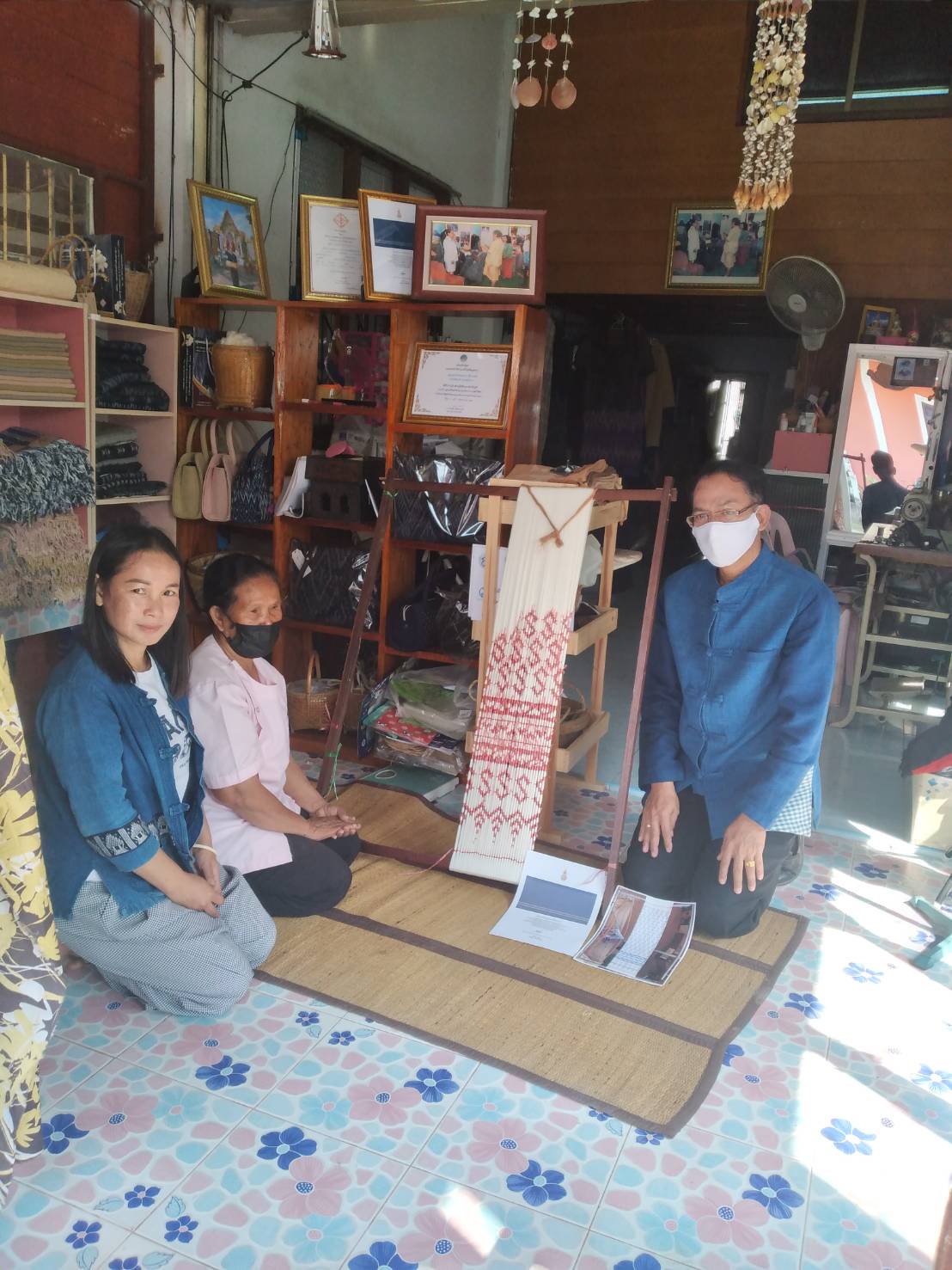 พช.ยโสธร ติดตามการทอผ้ามัดหมี่ลายขอเจ้าฟ้าสิริวัณณวรีฯ