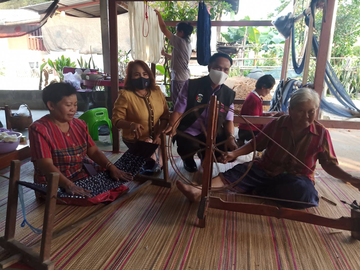 พจ.ยโสธร ติดตามการทอผ้ามัดหมี่ลายขอเจ้าฟ้าสิริวัณณวรีฯ