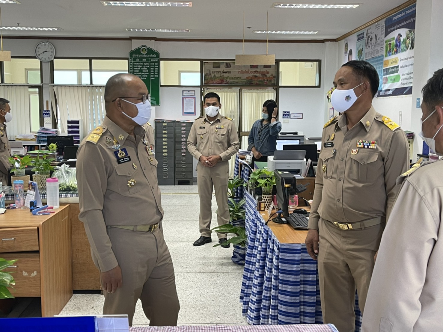 ท่านสมเพชร สร้อยสระคู รองผู้ว่าราชการจังหวัดยโสธร  ตรวจเยี่ยมและให้กำลังใจบุคลากรสำนักงานพัฒนาชุมชนจังหวัดยโสธร