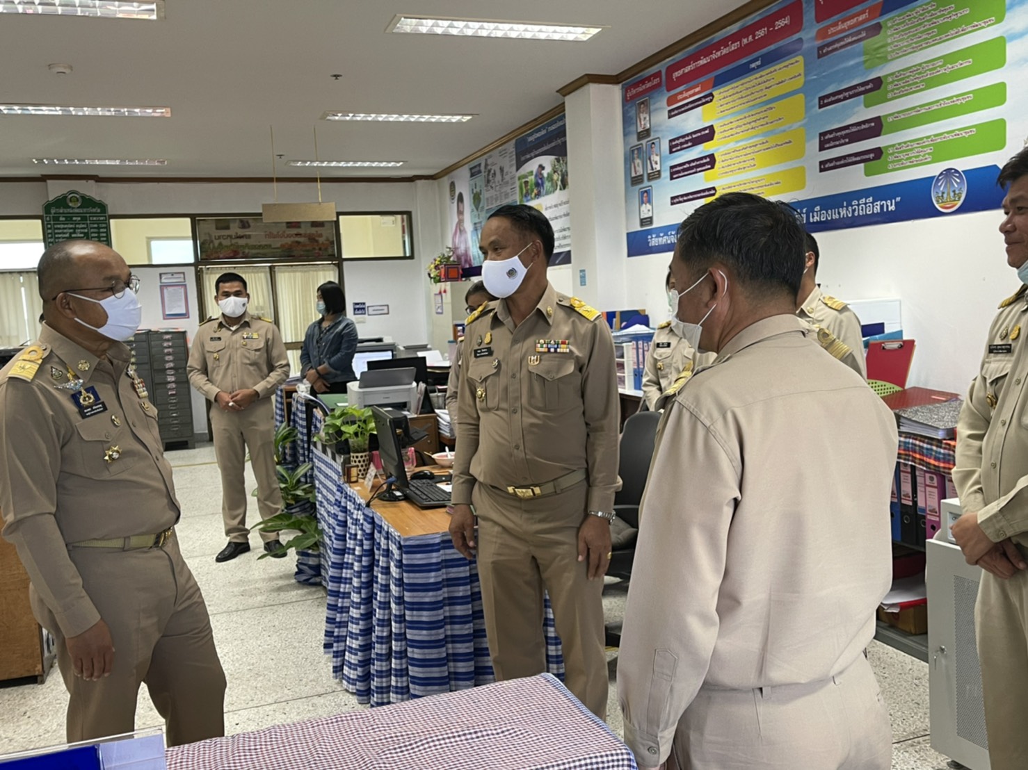 ท่านสมเพชร สร้อยสระคู รองผู้ว่าราชการจังหวัดยโสธร  ตรวจเยี่ยมและให้กำลังใจบุคลากรสำนักงานพัฒนาชุมชนจังหวัดยโสธร