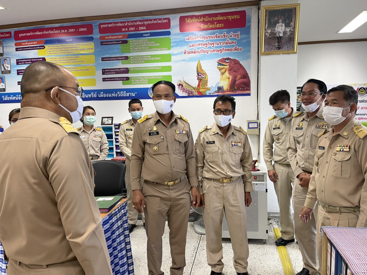 ท่านสมเพชร สร้อยสระคู รองผู้ว่าราชการจังหวัดยโสธร  ตรวจเยี่ยมและให้กำลังใจบุคลากรสำนักงานพัฒนาชุมชนจังหวัดยโสธร