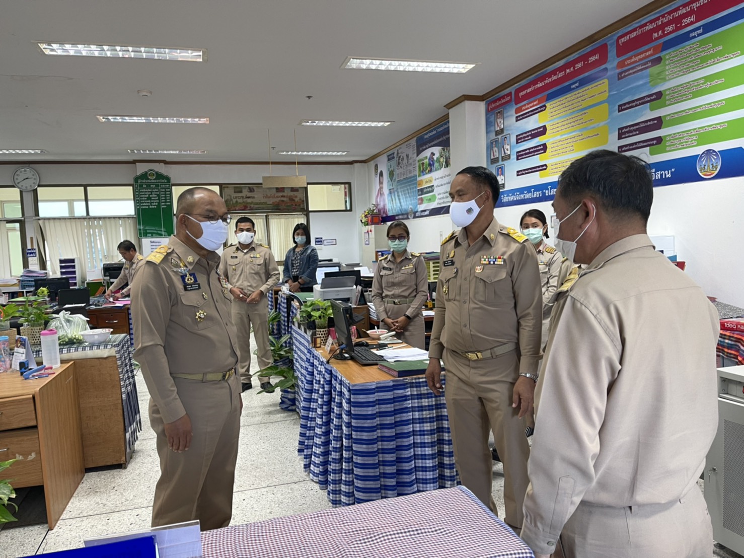 ท่านสมเพชร สร้อยสระคู รองผู้ว่าราชการจังหวัดยโสธร  ตรวจเยี่ยมและให้กำลังใจบุคลากรสำนักงานพัฒนาชุมชนจังหวัดยโสธร