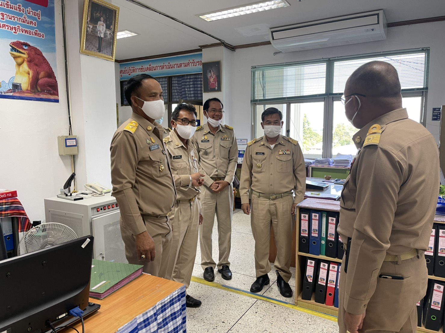 ท่านสมเพชร สร้อยสระคู รองผู้ว่าราชการจังหวัดยโสธร  ตรวจเยี่ยมและให้กำลังใจบุคลากรสำนักงานพัฒนาชุมชนจังหวัดยโสธร