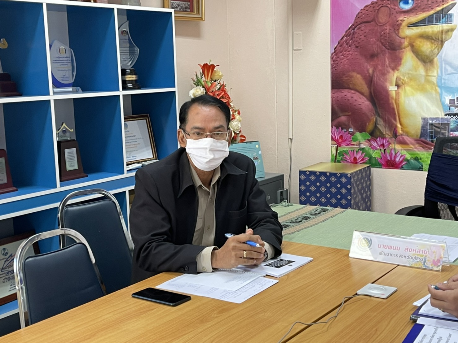 พช.ยโสธร ร่วมประชุมขับเคลื่อนการดำเนินงานโครงการพัฒนาพื้นที่ต้นแบบการพัฒนาคุณภาพชีวิตตามหลักทฤษฎีใหม่ ประยุกต์สู่  “โคก หนอง นา โมเดล” ผ่านระบบวีดิทัศน์ทางไกล  (Video Conference)