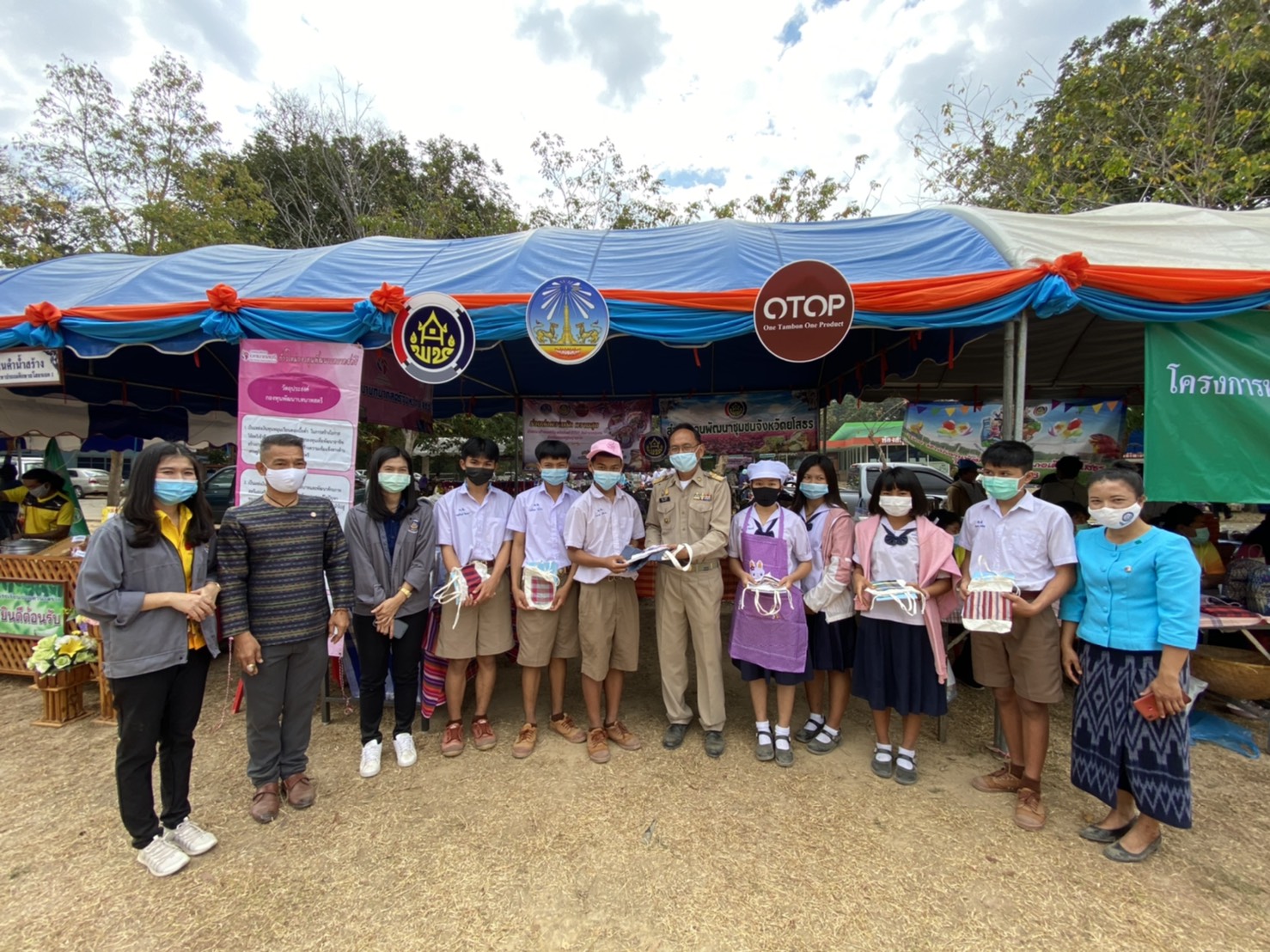 พจ.ยโสธร ร่วมกิจกรรมหน่วยแพทย์อาสาสมเด็จพระศรีนครินทราบรมราชชนนี (พอ.สว.) ร่วมกับ โครงการจังหวัดเคลื่อนที่ “เพิ่มรอยยิ้ม เติมความสุข ให้คนยโสธร” ครั้งที่ 4 ประจำปีงบประมาณ พ.ศ. 2564 จ.ยโสธร