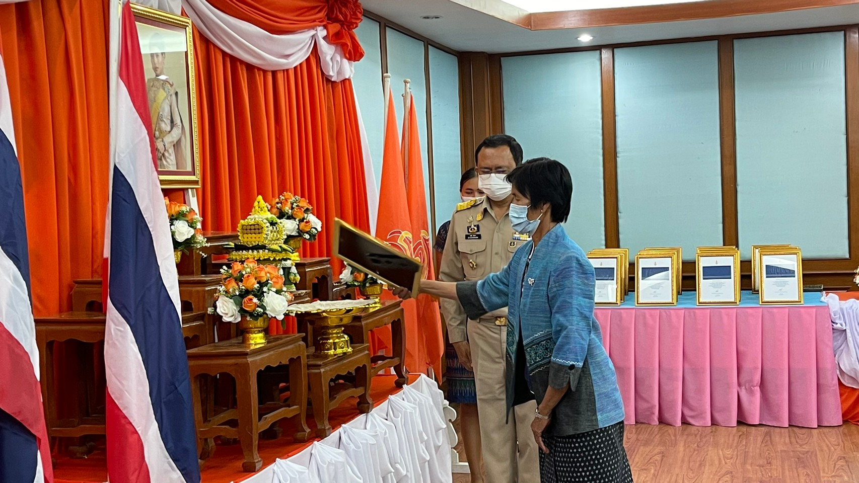 พช.ยโสธร จัดพิธีลงนามถวายพระพรชัยมงคล สมเด็จพระเจ้าลูกเธอ เจ้าฟ้าสิริวัณณวรี นารีรัตนราชกัญญา และมอบลายผ้า  “ผ้ามัดหมี่ลายขอเจ้าฟ้าสิริวัณณวรีฯ” แก่กลุ่มทอผ้าในจังหวัดยโสธร”