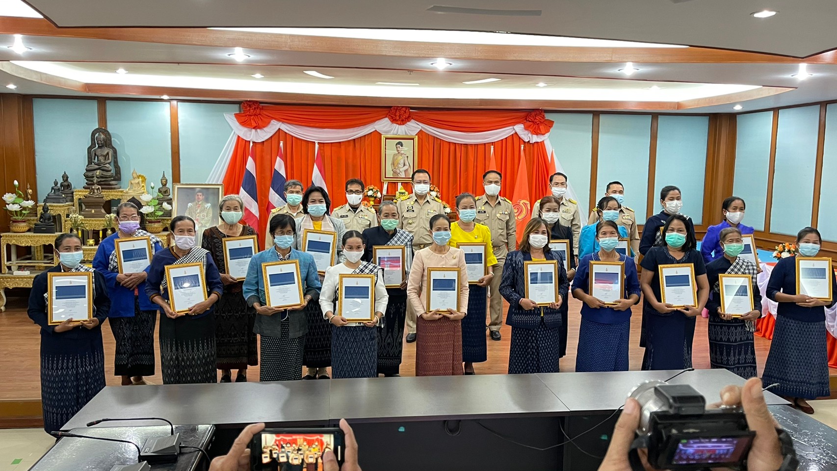 พช.ยโสธร จัดพิธีลงนามถวายพระพรชัยมงคล สมเด็จพระเจ้าลูกเธอ เจ้าฟ้าสิริวัณณวรี นารีรัตนราชกัญญา และมอบลายผ้า  “ผ้ามัดหมี่ลายขอเจ้าฟ้าสิริวัณณวรีฯ” แก่กลุ่มทอผ้าในจังหวัดยโสธร”