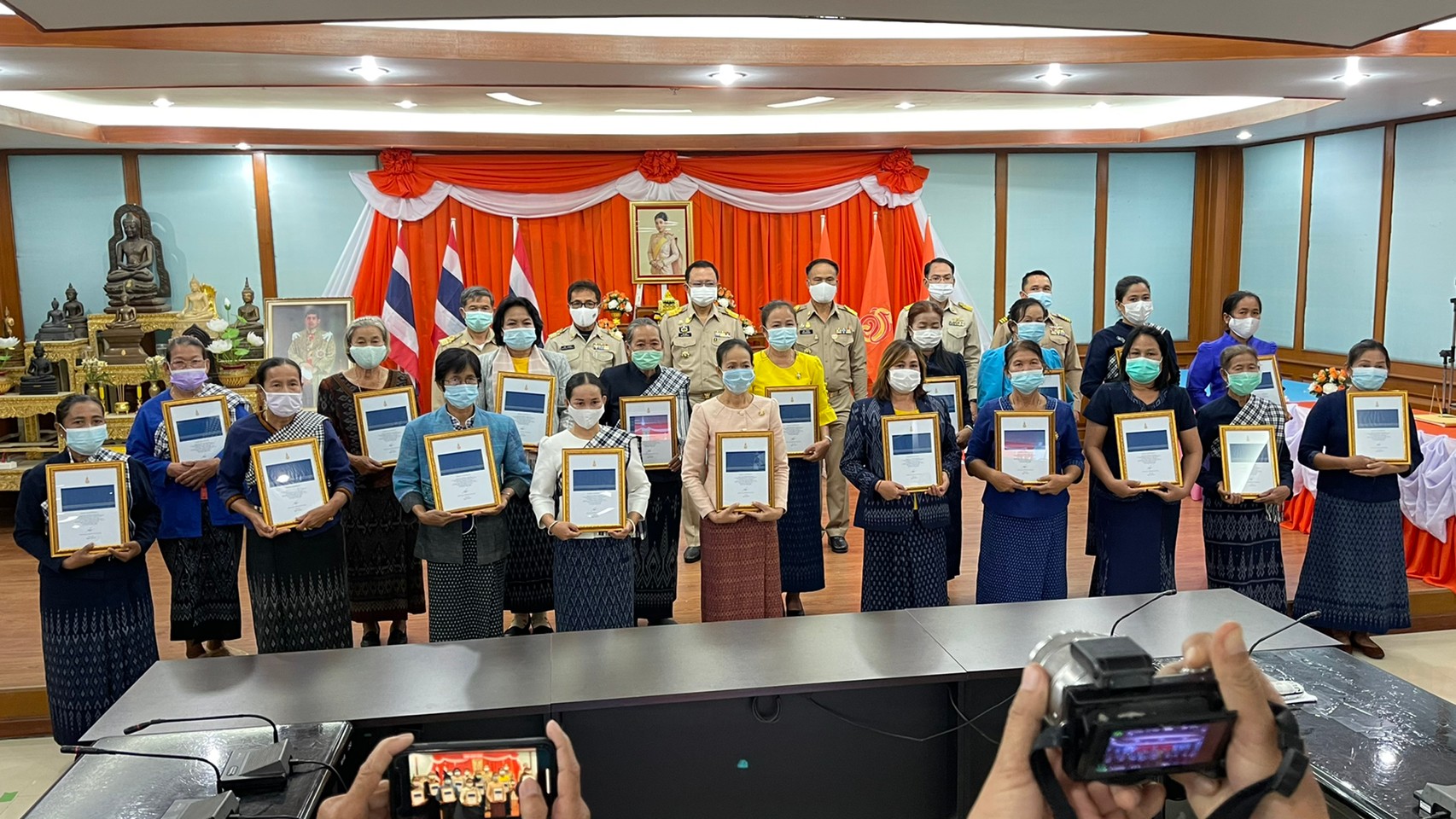 พช.ยโสธร จัดพิธีลงนามถวายพระพรชัยมงคล สมเด็จพระเจ้าลูกเธอ เจ้าฟ้าสิริวัณณวรี นารีรัตนราชกัญญา และมอบลายผ้า  “ผ้ามัดหมี่ลายขอเจ้าฟ้าสิริวัณณวรีฯ” แก่กลุ่มทอผ้าในจังหวัดยโสธร”